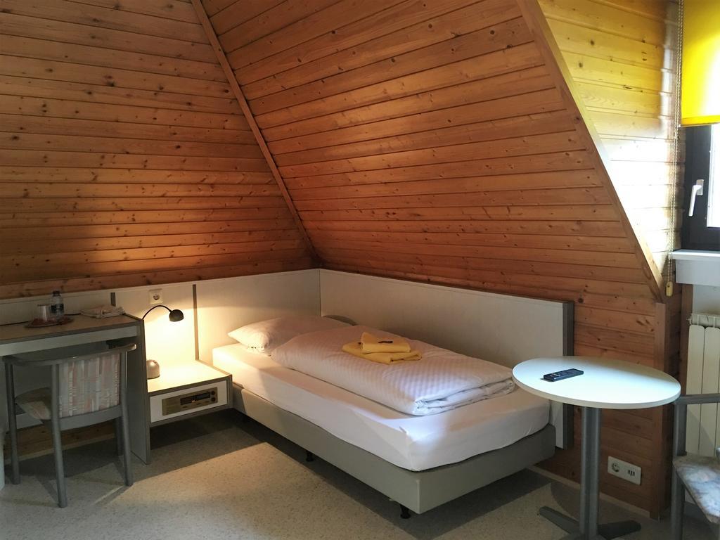 Gaestehaus An Der Rheinbruecke Altlussheim Extérieur photo